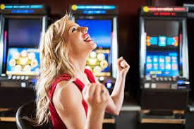 Pengguna memeriksa saldo wetogel di ponsel
