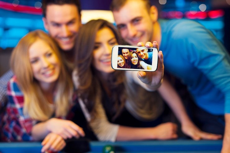 Pengguna membaca bonus wetogel di ponsel